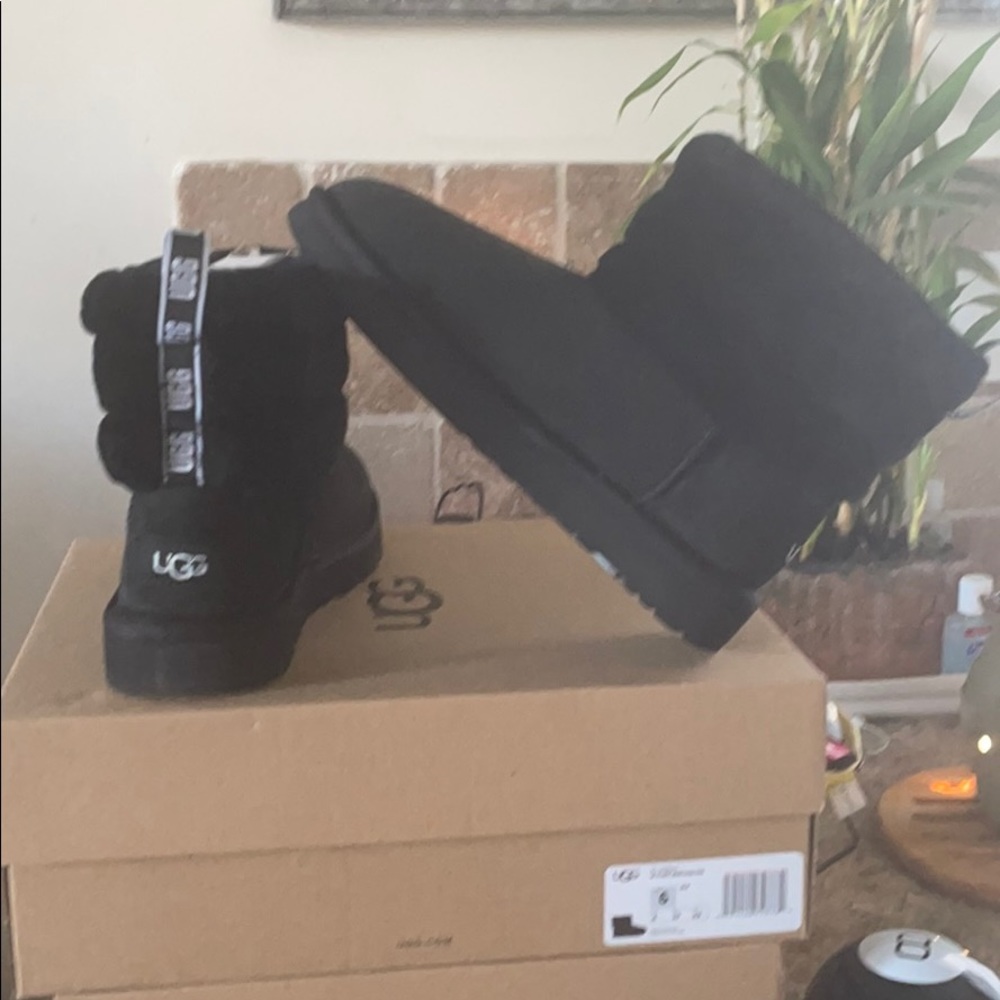 Black short ugg boots